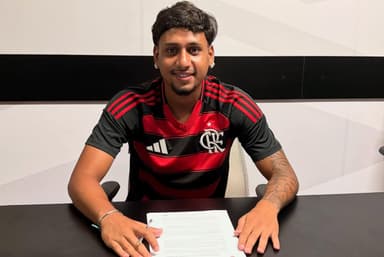 Flamengo assinou primeiro contrato profissional com Rogério Araújo, joia da base