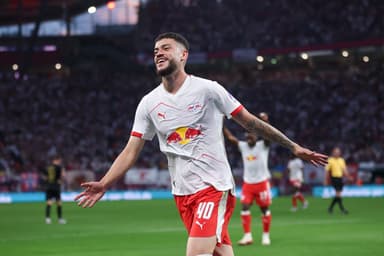 Romulo Cardoso, do RB Leipzig, comemora o segundo gol de sua equipe durante a partida da Bundesliga entre RB Leipzig e 1. FC Köln, na Red Bull Arena, em 20 de setembro de 2025, em Leipzig, Alemanha.