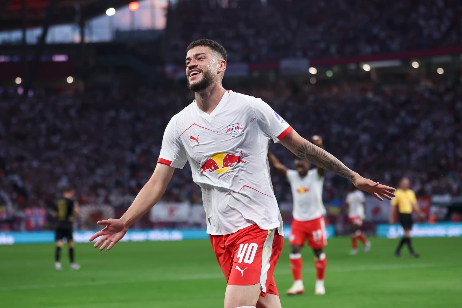Romulo Cardoso, do RB Leipzig, comemora o segundo gol de sua equipe durante a partida da Bundesliga entre RB Leipzig e 1. FC Köln, na Red Bull Arena, em 20 de setembro de 2025, em Leipzig, Alemanha.