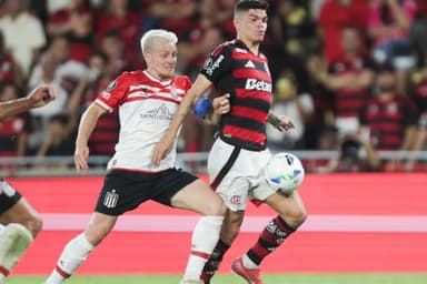Santiago Ascacíbar em ação em jogo do Estudiantes contra o Flamengo