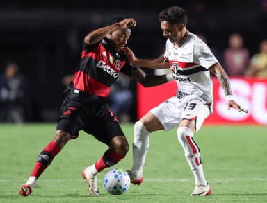 Plata tenta drible em jogador do São Paulo durante duelo no Brasileirão
