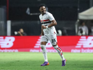 Sabino rindo em campo durante confronto São Paulo x Internacional no Brasileirão