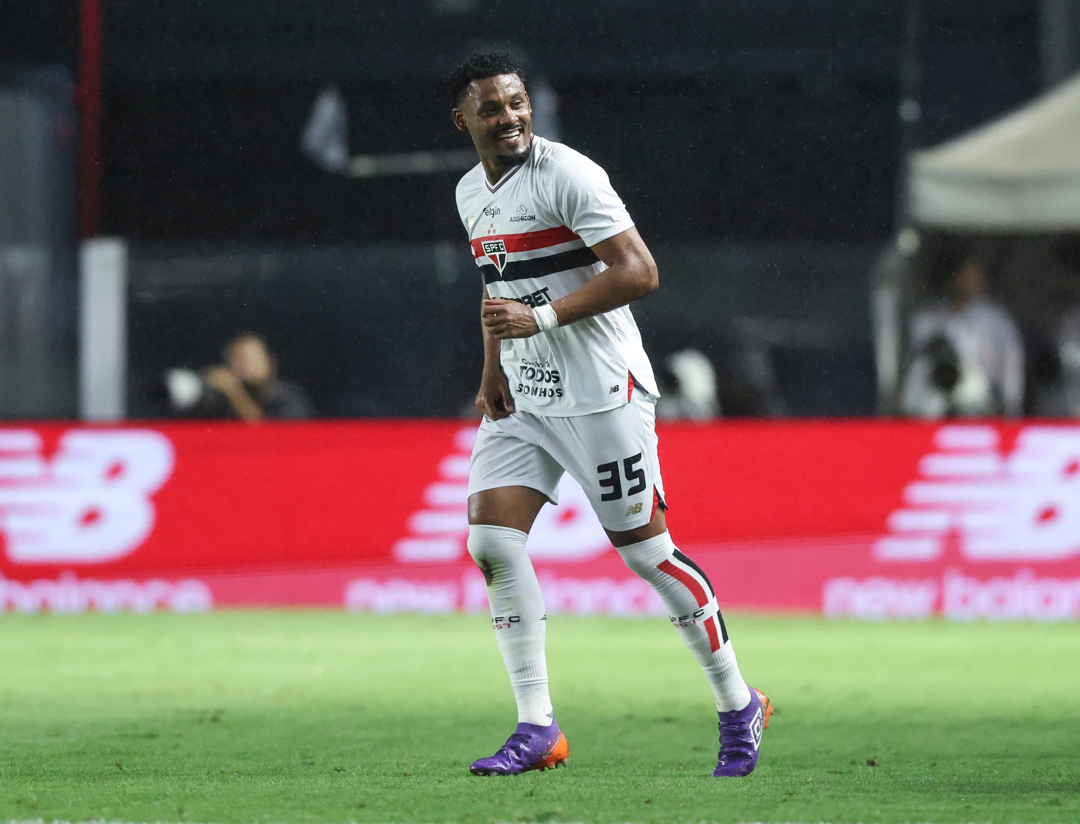 Sabino rindo em campo durante confronto São Paulo x Internacional no Brasileirão