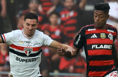 Cedric e Bruno Henrique disputam bola em Flamengo x São Paulo