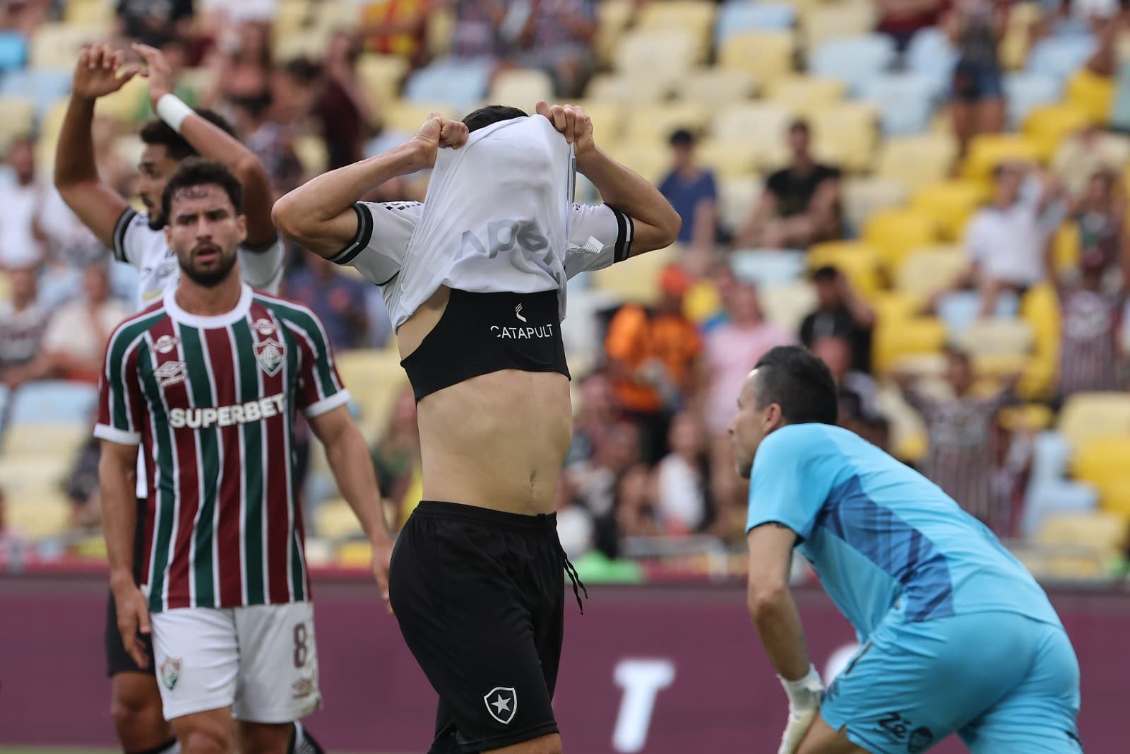 Jefferson Savarino, do Botafogo, reage após perder uma chance de gol durante a partida entre Fluminense e Botafogo, válida pelo Brasileirão 2025, no Estádio do Maracanã, em 28 de setembro de 2025, no Rio de Janeiro, Brasil.