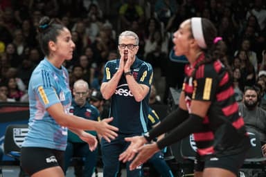 Bernardinho dá instrução para as atletas do Sesc Flamengo