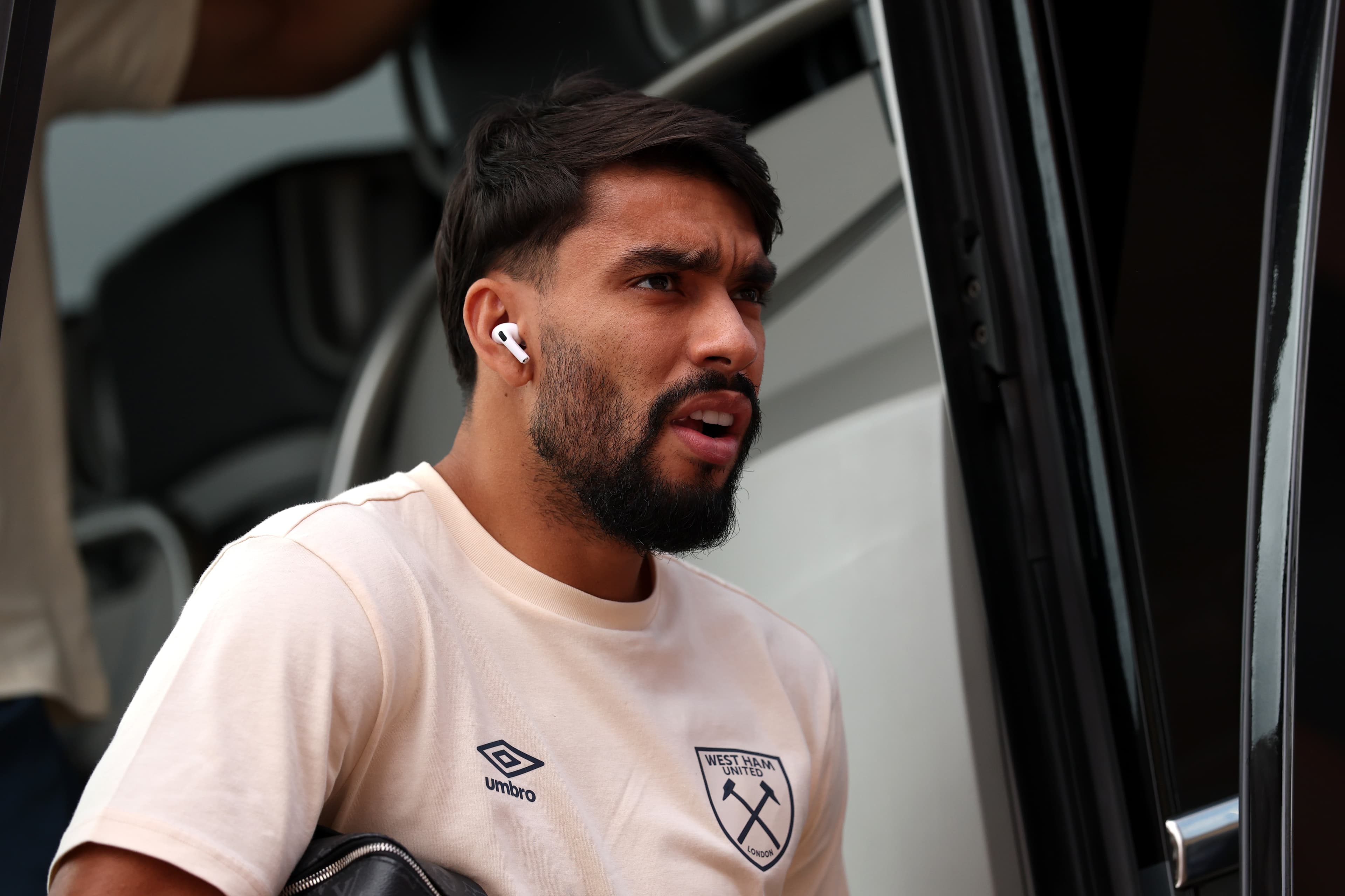 Lucas Paquetá em chegada do West Ham a jogo da Premier League