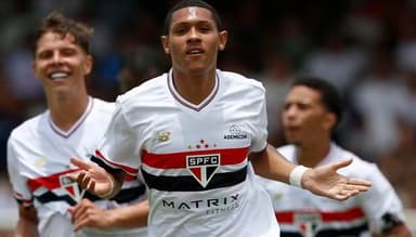 Tetê comemora gol olímpico pelo São Paulo na estreia da Copinha sub-20