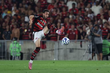 Matías Viña controla a bola durante a partida entre Flamengo e Vasco da Gama no Brasileirão 2025, no Estádio do Maracanã, em 21 de setembro de 2025, no Rio de Janeiro, Brasil.