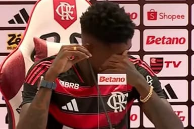 Vitão chora em apresentação oficial no Flamengo