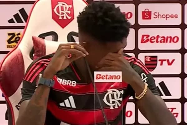Vitão chora em apresentação oficial no Flamengo