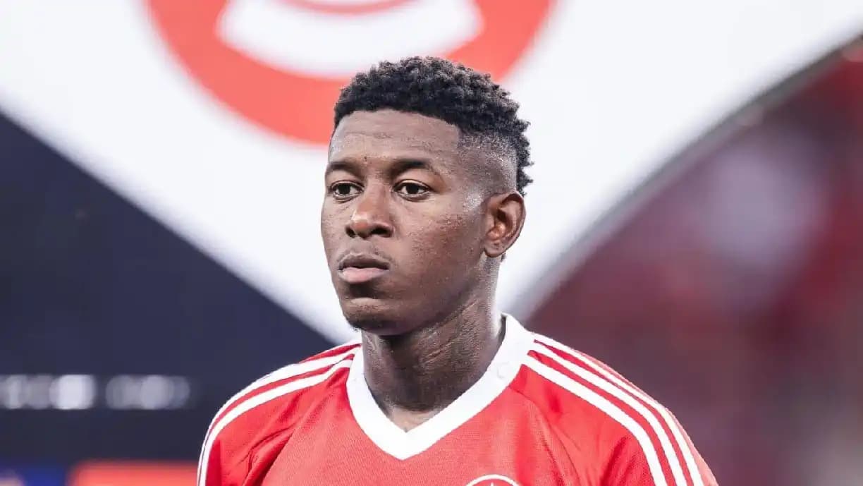 Vitão com expressão de concentração antes de jogo pelo Internacional