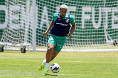 Vitor Roque, atacante do Palmeiras