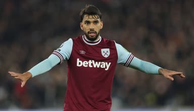 Lucas Paquetá de braços abertos durante jogo do West Ham