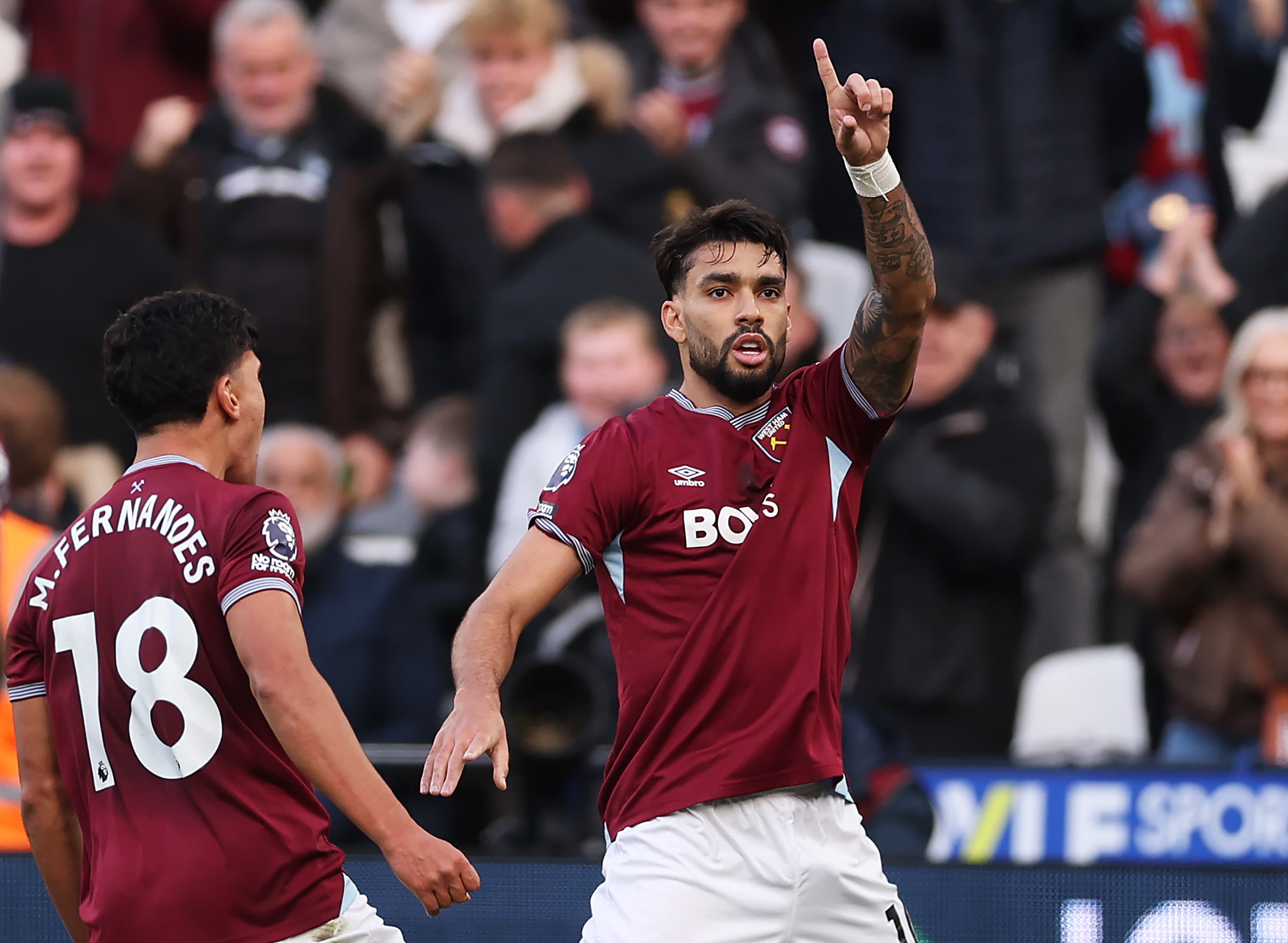 Lucas Paquetá aponta para o céu durante jogo do West Ham
