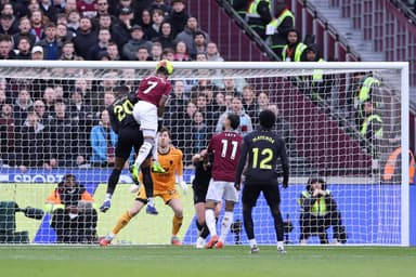 Crysencio Summerville, do West Ham United, marca o primeiro gol de sua equipe durante a partida da Premier League entre West Ham United e Sunderland, no Estádio de Londres, em 24 de janeiro de 2026, em Londres, Inglaterra.