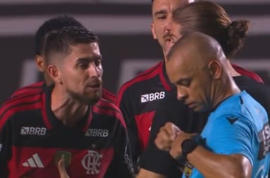 Jorginho reclama com Wilton Pereira, que pega cartão vermelho no bolso da camisa