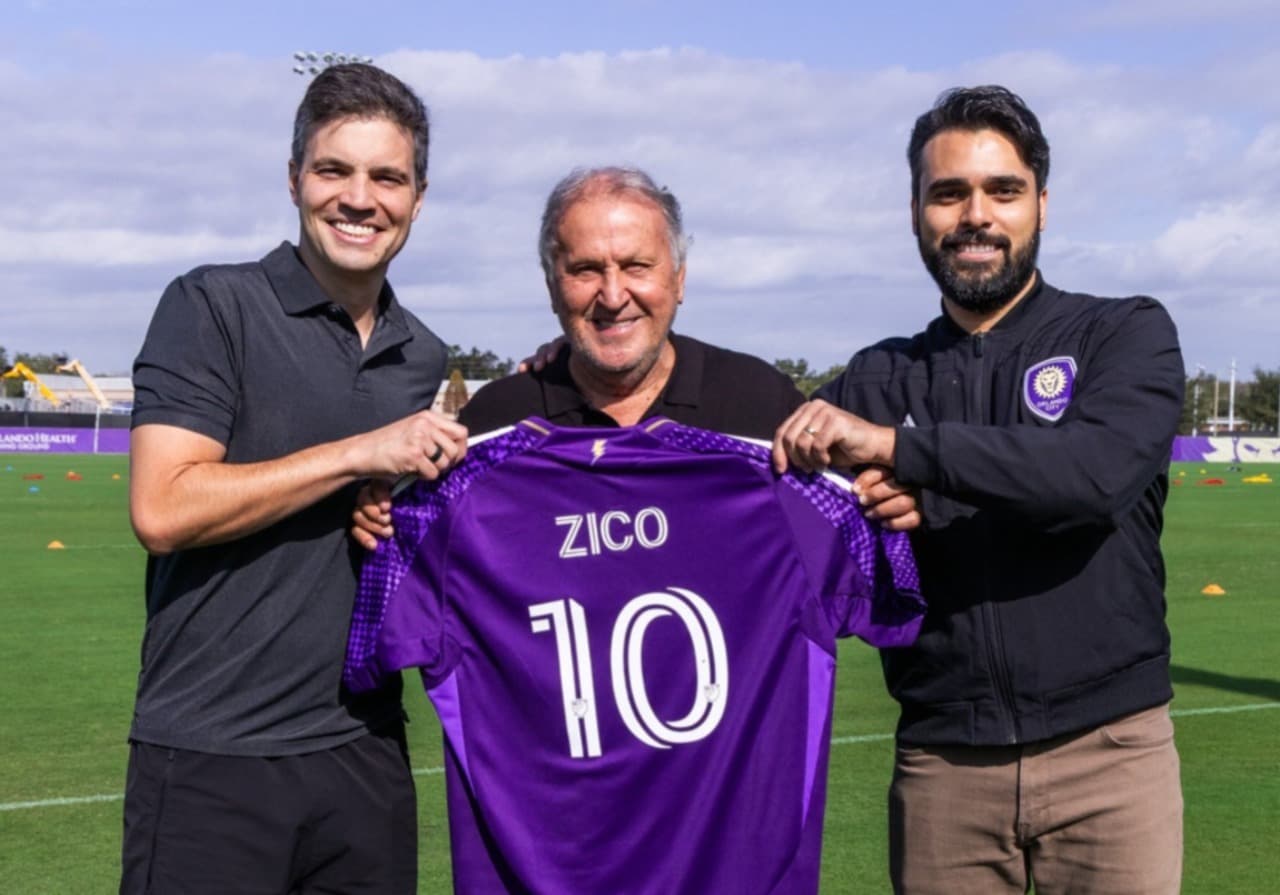 Zico com camisa do Orlando City