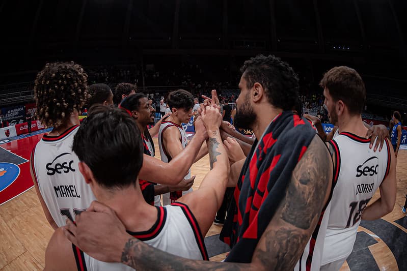 FlaBasquete reunido durante jogo do NBB