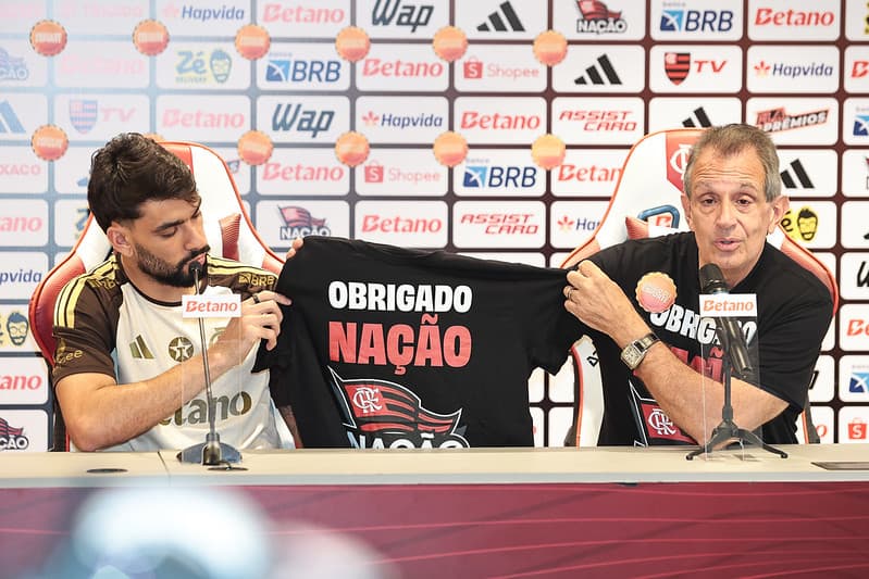 Lucas Paquetá e Bap na apresentação do jogador ao Flamengo no Ninho do Urubu