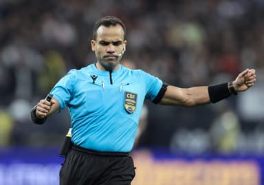 Árbitro Alex Gomes Stefano em jogo do Brasileirão