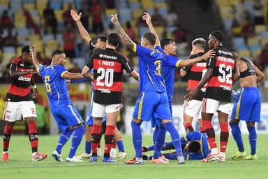 Alexandre, do Sampaio Correa, cai em campo após convulsionar, em partida contra o Flamengo