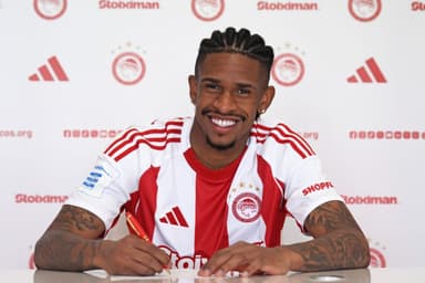 André Luiz assinando contrato com o Olympiacos