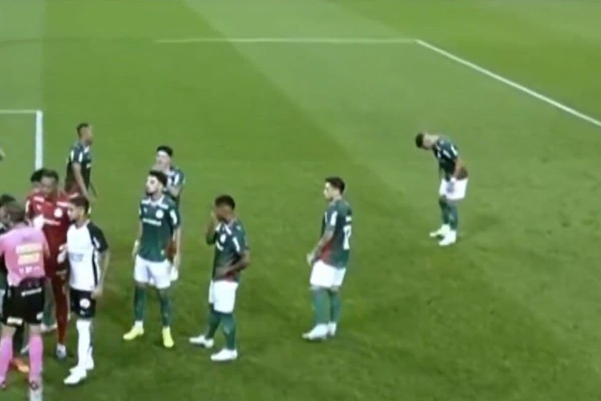 Andreas Pereira danifica marca do pênalti antes de cobrança do Corinthians no clássico