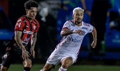 Arrascaeta em jogo entre Flamengo e Vitória no Barradão