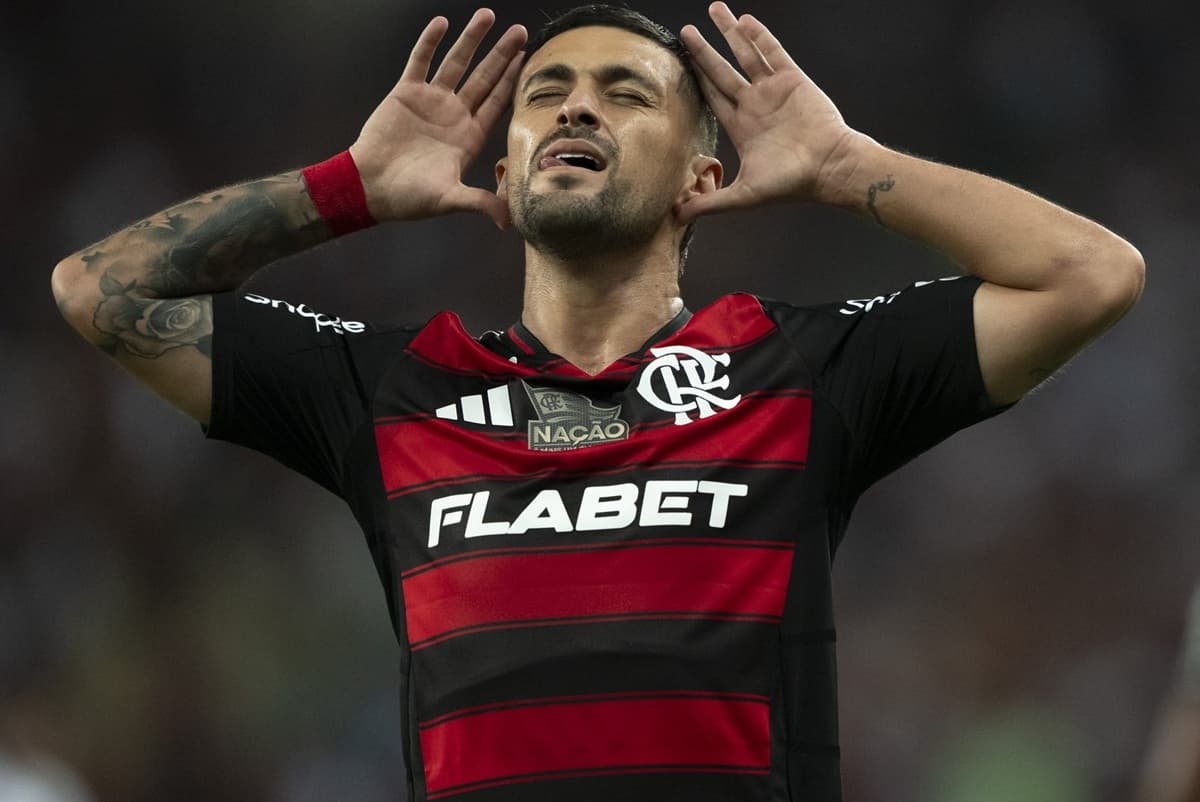 Arrascaeta comemora gol do Flamengo sobre o Bahia no Brasileirão 2025