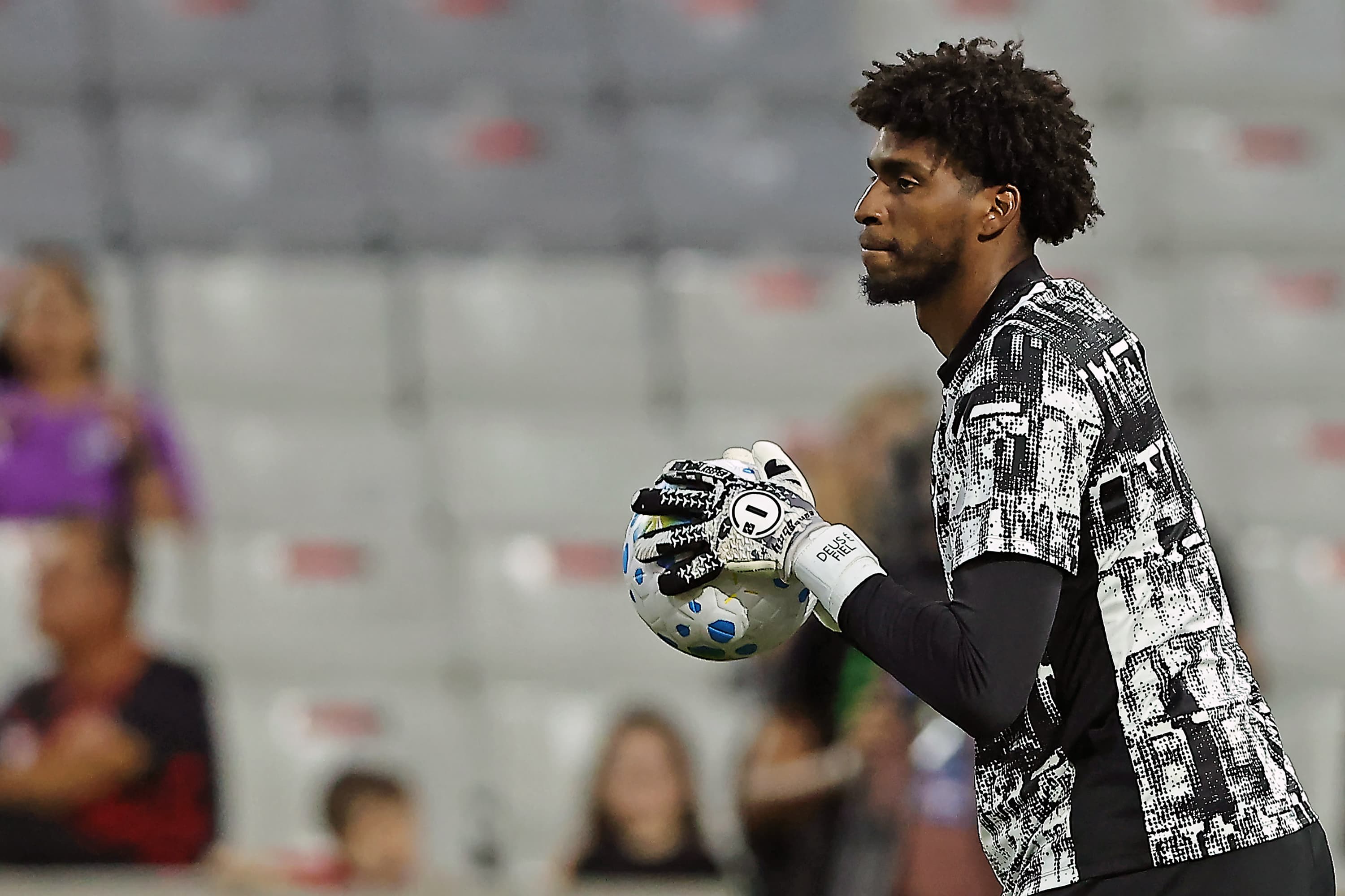 Marcos se desculpa com Hugo Souza após polêmica