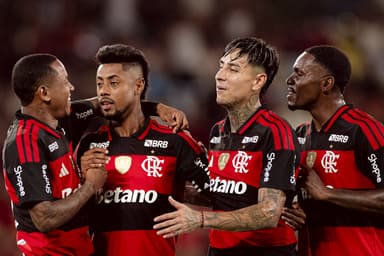 Time do Flamengo comemorando gol contra Sampaio Corrêa