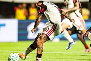 Everton Cebolinha finaliza para marcar o segundo gol do Flamengo contra o Vitória