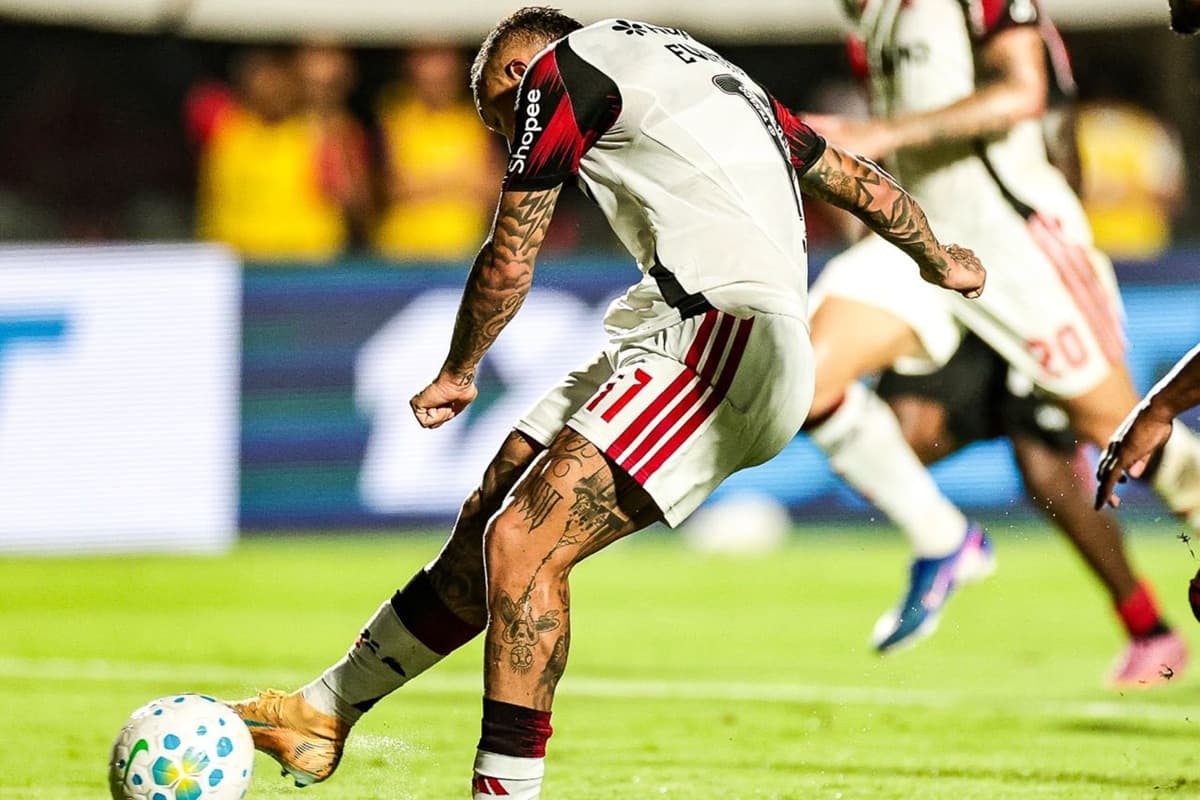 Everton Cebolinha finaliza para marcar o segundo gol do Flamengo contra o Vitória