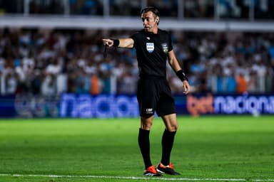 O árbitro Raphael Claus gesticula durante a partida do Brasileirão 2025 entre Santos e Palmeiras, no Estádio Urbano Caldeira, em 15 de novembro de 2025, em Santos, Brasil.