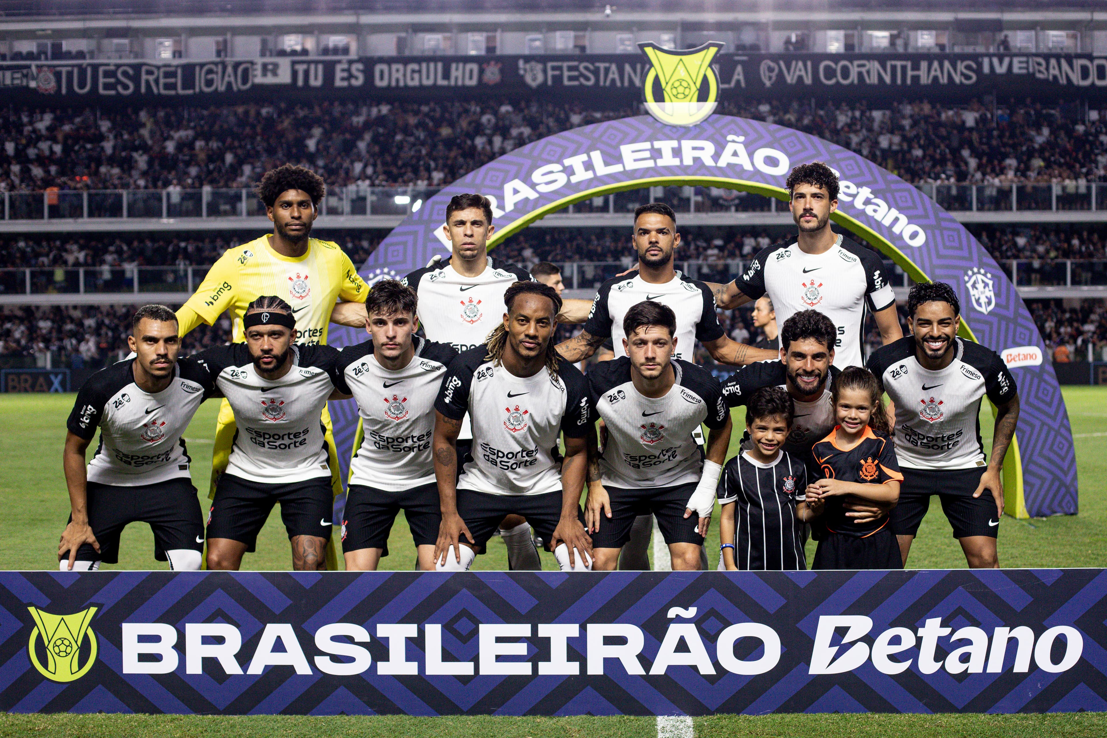 Time do Corinthians perfilado antes de jogo do Brasileirão