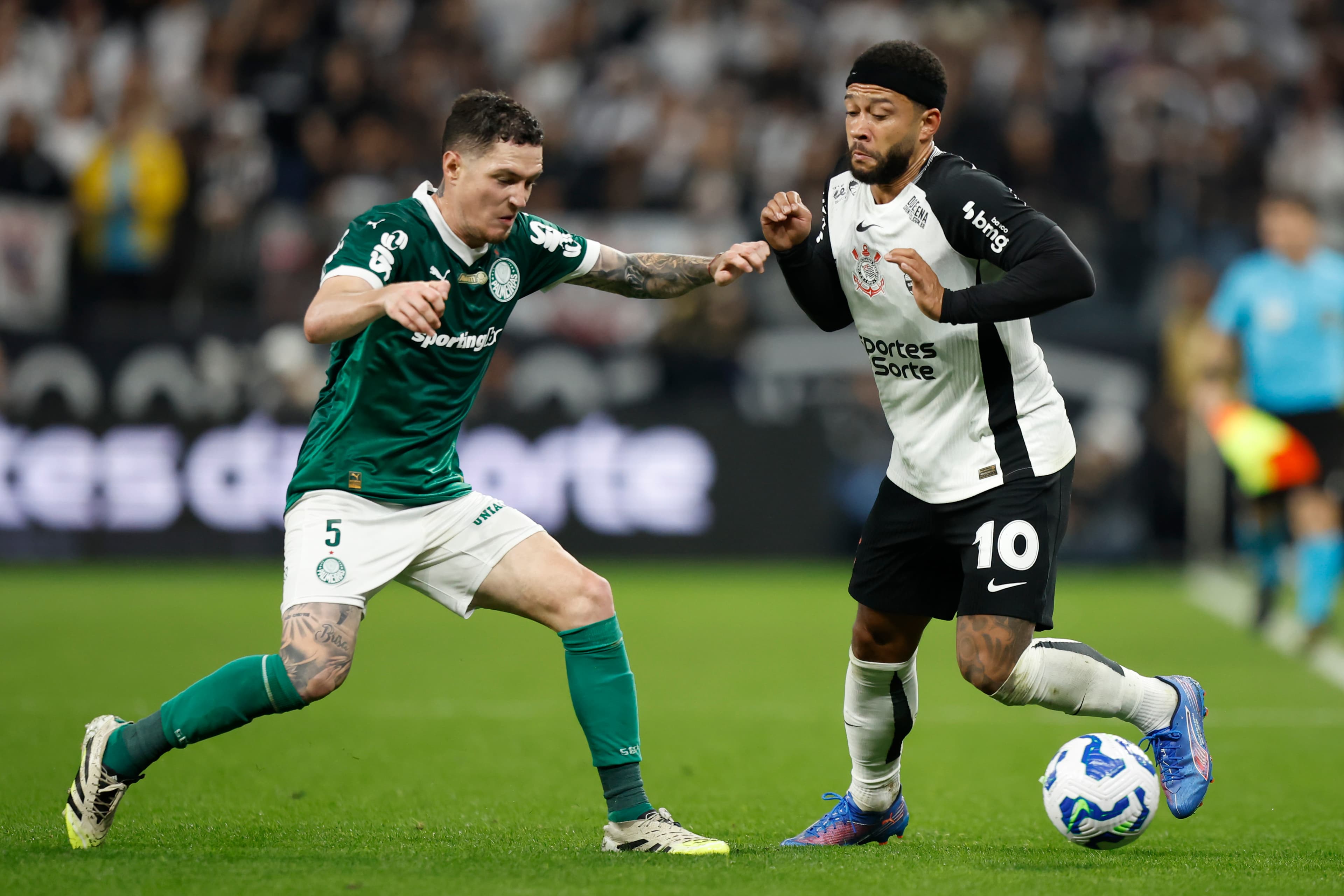 Memphis Depay e Aníbal Moreno em Palmeiras x Corinthians