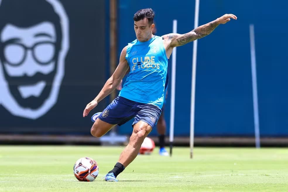 Cristaldo em treino do Grêmio
