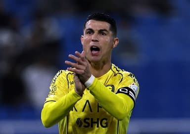 Cristiano Ronaldo aplaude durante jogo do Al-Nassr