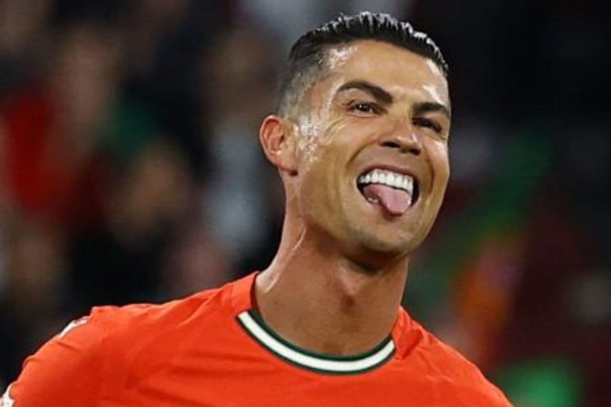 Cristiano Ronaldo sorri e mostra a língua