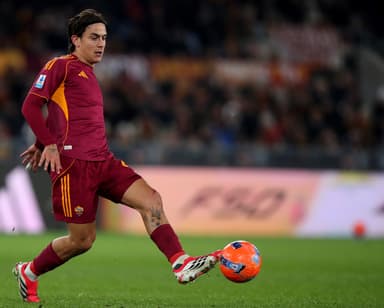 Paulo Dybala, da AS Roma, em ação durante a partida da Série A entre AS Roma e US Sassuolo Calcio no Estádio Olímpico, em 10 de janeiro de 2026, em Roma, Itália.