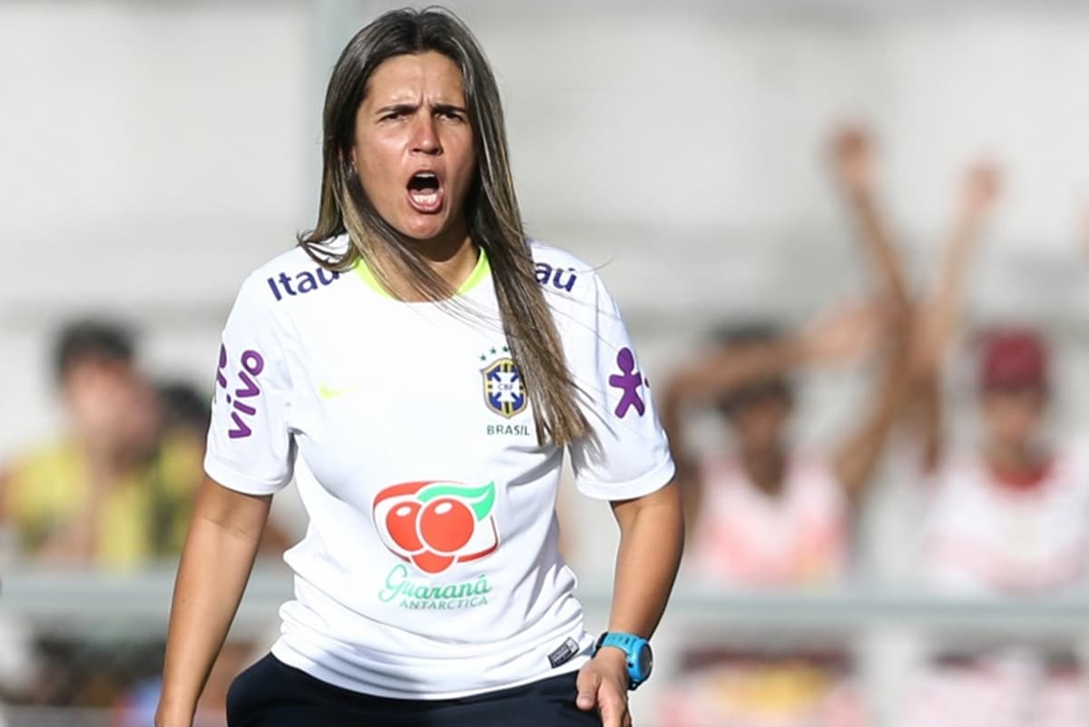 Emily Lima grita dando instruções durante treino da Seleção Brasileira Feminina