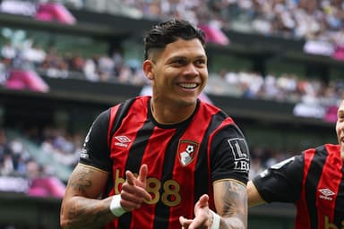 Evanilson comemorando gol pelo Bournemouth