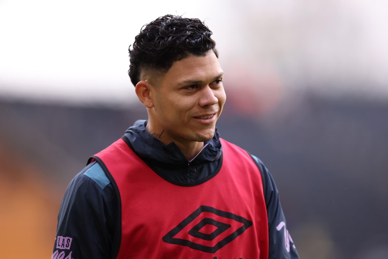 Evanilson sorri durante aquecimento do Bournemouth