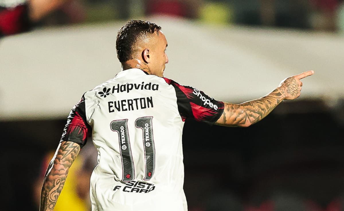 Cebolinha, do Flamengo, em jogo contra Vitória