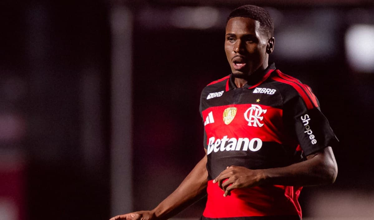 Evertton Araújo, do Flamengo, em jogo contra o São Paulo