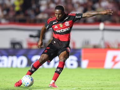 Evertton Araujo do Flamengo chuta a gol durante partida do Brasileirão 2026 entre São Paulo e Flamengo no Estádio MorumBIS em 28 de janeiro de 2026 em São Paulo, Brasil.