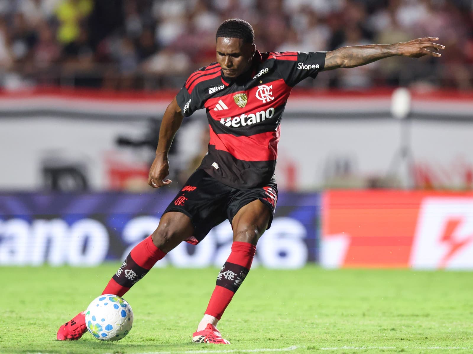 Evertton Araujo do Flamengo chuta a gol durante partida do Brasileirão 2026 entre São Paulo e Flamengo no Estádio MorumBIS em 28 de janeiro de 2026 em São Paulo, Brasil.