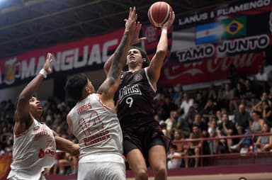 Faixas do Flamengo em jogo de basquete do Lanús