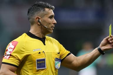 Árbitro Felipe Lima durante jogo do Palmeiras